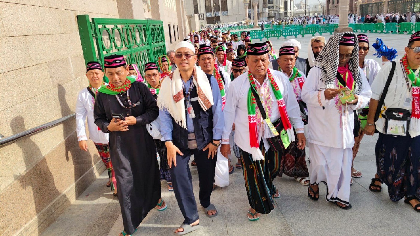 IBADAH SUNAH: Jemaah haji asal Jombang tiba di Madinah dan menjalankan beberapa kegiatan ibadah sunnah haji, Jumat (9/5) siang.