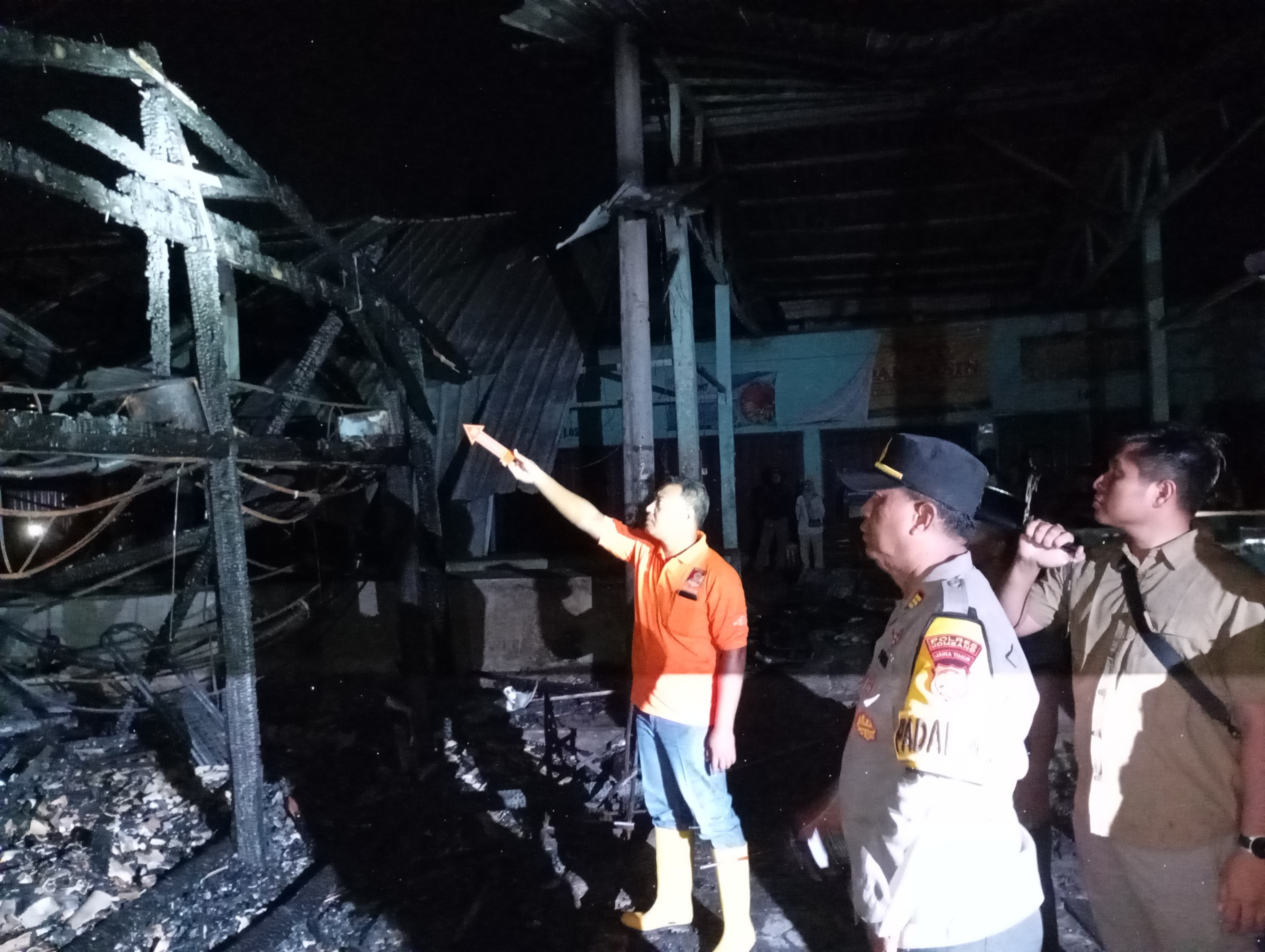 Penyidik kepolisian terus mendalami penyebab kebakaran Pasar Kliwon Mojoduwur, Kecamatan Mojowarno, Jombang yang menghanguskan puluhan kios pedagang, Jumat (9/5) sore.