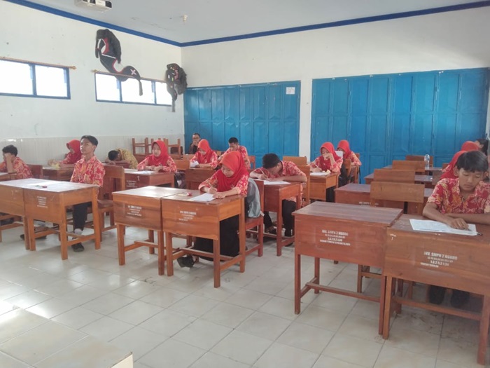 SERIUS: Siswa SMP Negeri 2 Ngoro, Jombang mengerjakan soal PSAJ (Penilaian Sumatif Akhir Jenjang).