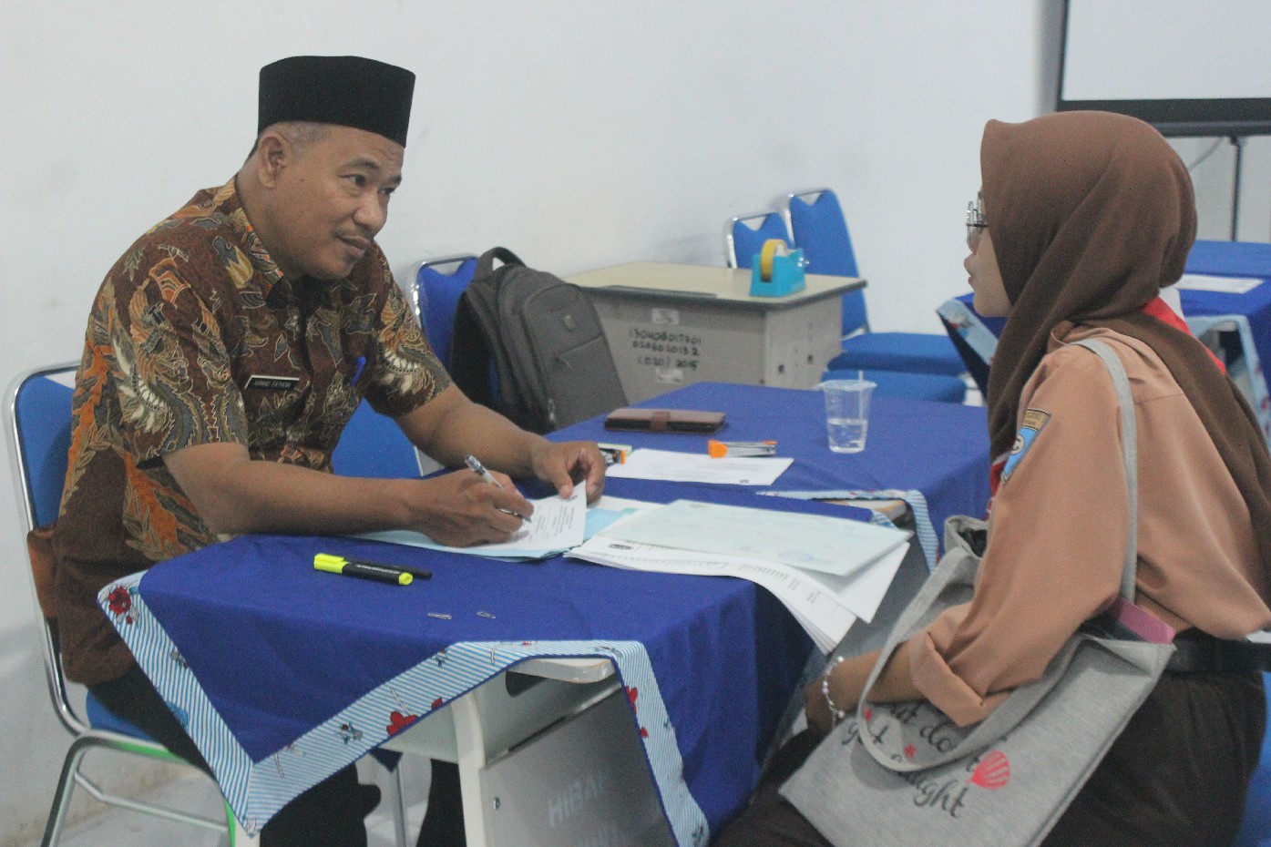 SERIUS: Siswa mendaftar di SMA Negeri 1 Jombang, PPDB 2024 lalu.