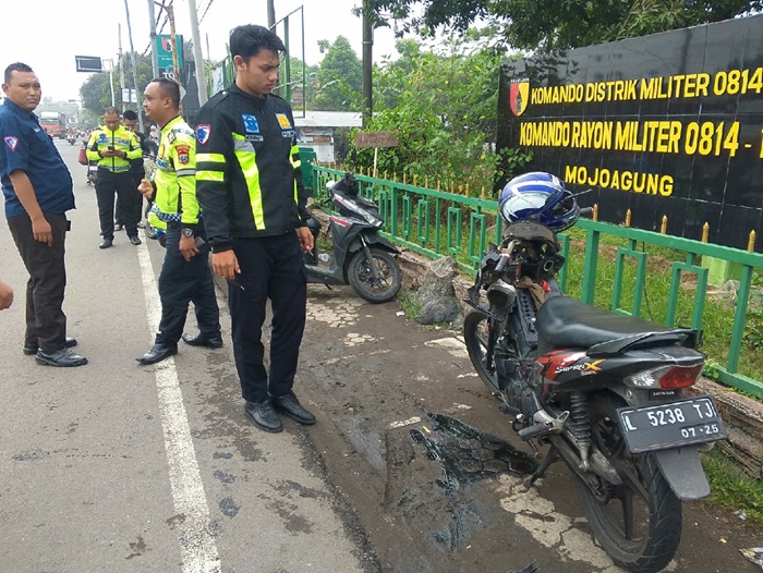 Kondisi motor yang terlibat di Jl Raya Mojoagung, Jombang, remuk, Senin (12/5) pagi.