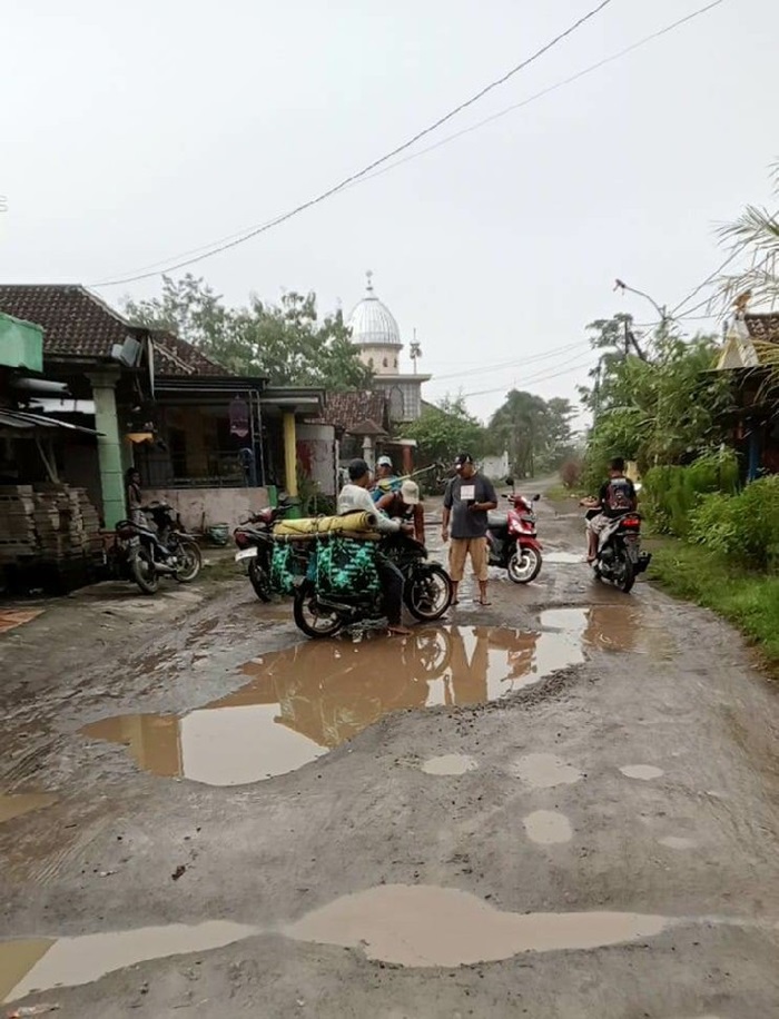 RUSAK PARAH: Jalan kabupaten di Dusun Borocilik, Desa Gedangan, Kecamatan Sumobito, Jombang jadi kubangan air.