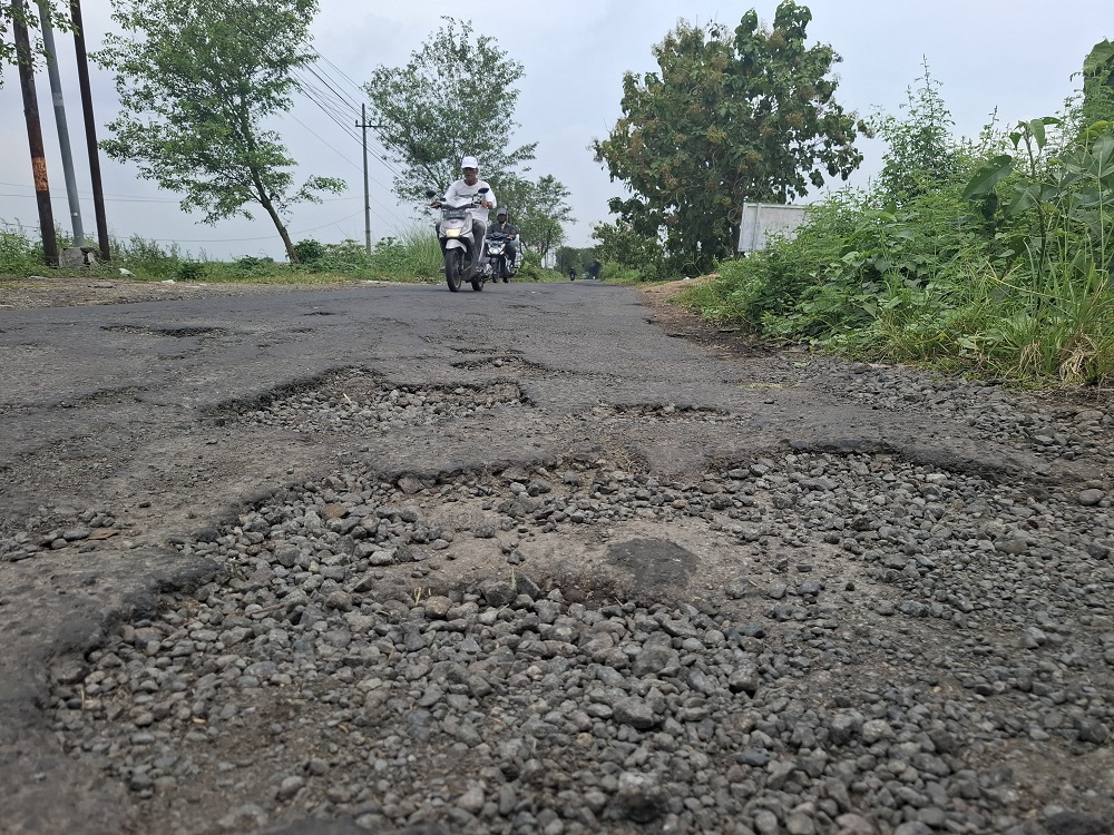 Kondisi jalan kabupaten di Desa Watudakon, Kesamben, Jombang yang masih rusak parah