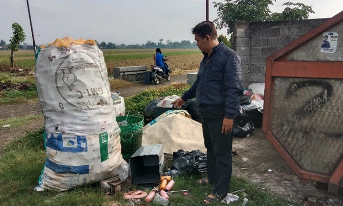 ENTASKAN: Kepala Desa Bedahlawak Masrum saat berada di Tempat Pembuangan Akhir satu pintu di Desa Bedahlawak, Kecamatan Tembelang, Jombang.