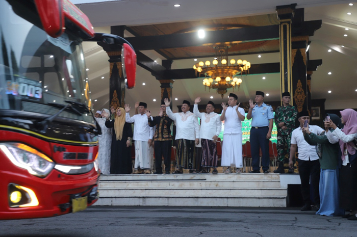 DIBERANGKATKAN: Bupati Jombang Warsubi memberangkatkan CJH kloter 46 dari Pendopo Kabupaten Jombang, Rabu (14/5) pagi.