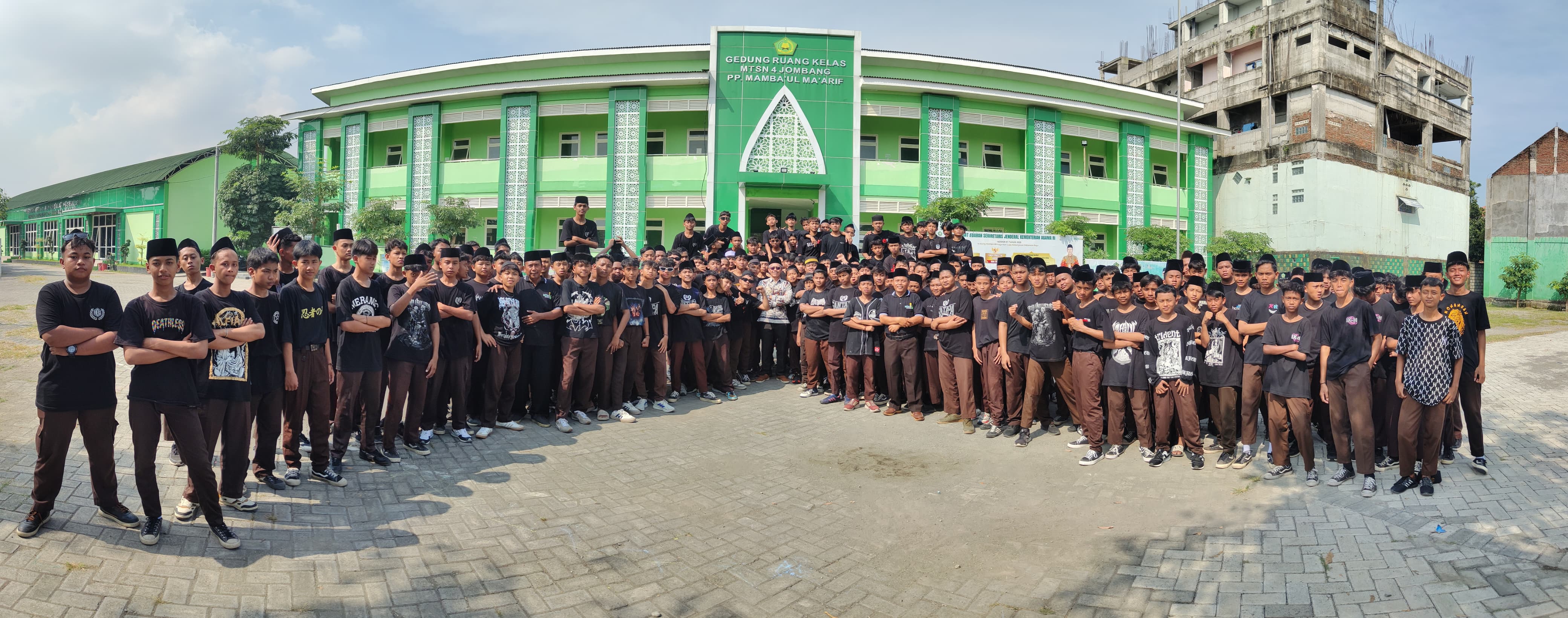 BEPRESTASI: Kepala MTsN 4 Jombang Sulthon Sulaiman (tengah) bersama siswa putra yang lulus 2025.
