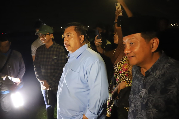 Bupati Jombang Warsubi meninjau langsung ke titik tanggul jebol pada Selasa (13/5) malam.