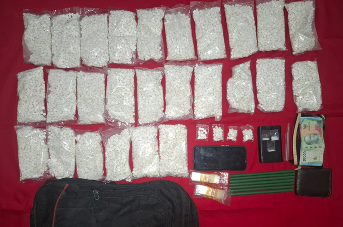 Polisi mengamankan sebanyak 25 ribu butir pil koplo juga sejumlah paket sabu-sabu siap edar.
