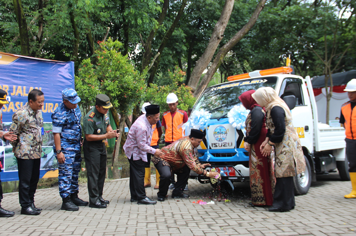 PECAH KENDI: Bupati Jombang, Warsubi, bersama Wabup Salmanudin Yazid secara simbolis me-launching tim Mandor Jalan Dinas PUPR Jombang, Kamis (15/5).