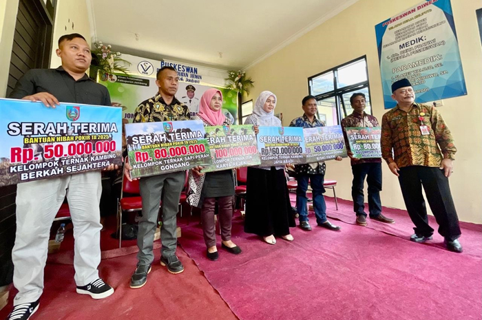 BERDAYA: Plt Kepala Dinas Peternakan Jombang, M Saleh, menyerahkan bantuan hibah pokir di Puskeswan Diwek.