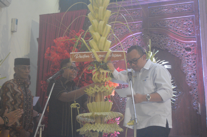 MITRA: GM PG Djombang Baru, Adisolech Wicaksono (kemeja putih) menerima tebu dari perwakilan petani.