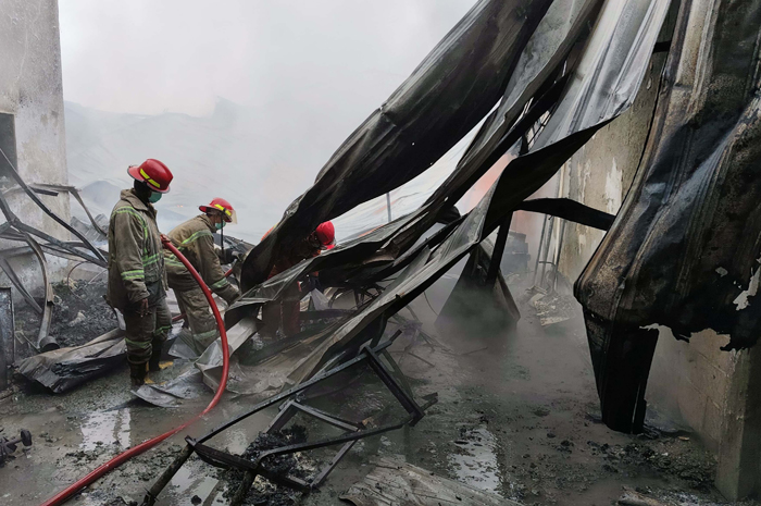 Gudang produksi kasur spons di Desa Watugaluh, Kecamatan Diwek, Jombang, terbakar hebat, Kamis (15/3) pagi.
