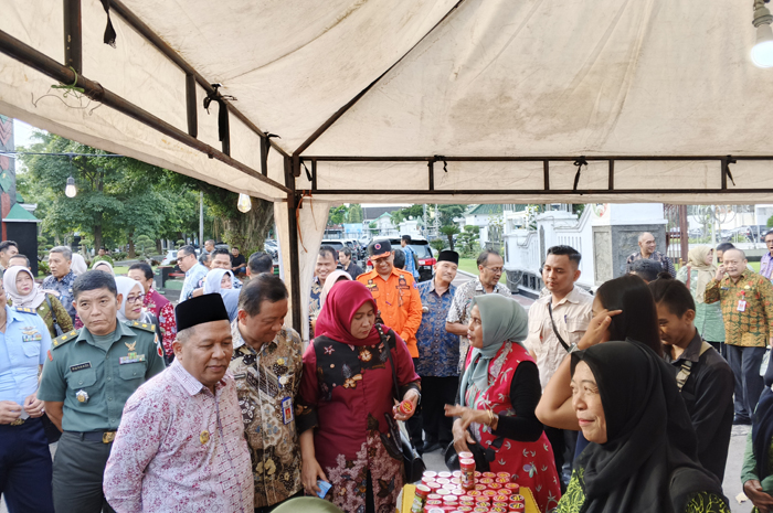 KEREN: Wakil Bupati Jombang Salmanudin Yazid didampingi Sekdakab Jombang Agus Purnomo melihat stan UMKM, Kamis (15/5).