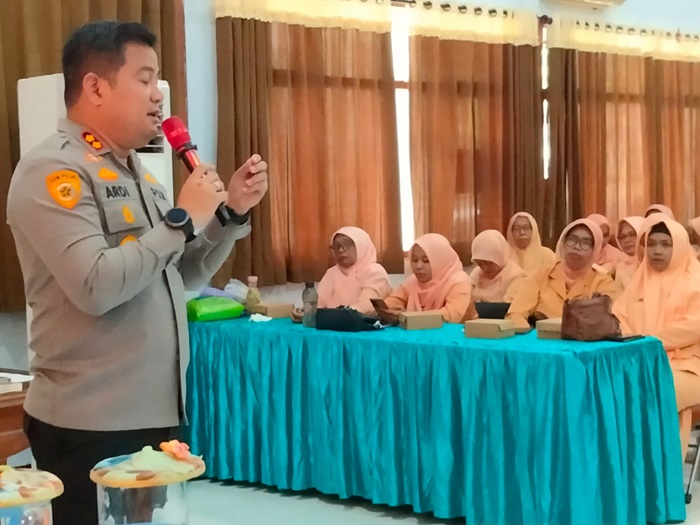 BAGI ILMU : Kapolres Jombang AKBP Ardi Kurniawan menyampaikan pencerahan perlindungan perempuan dan anak kepada ibu2 DWP di aula 1 Dinas Pendidikan dan Kebudayaan Jombang, (16/5)