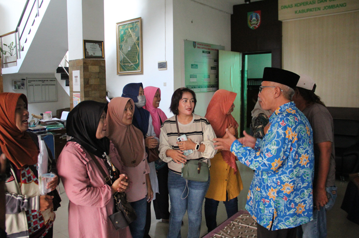 WADUL: Belasan nasabah koperasi Al Kahfi Jombang saat mendatangi kantor Dinas Koperasi dan UM Jombang, Jumat (16/5) pagi.