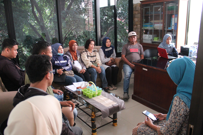 WADUL: Belasan nasabah koperasi Al Kahfi Jombang saat mendatangi kantor Dinas Koperasi dan UM Jombang, Jumat (16/5) pagi.