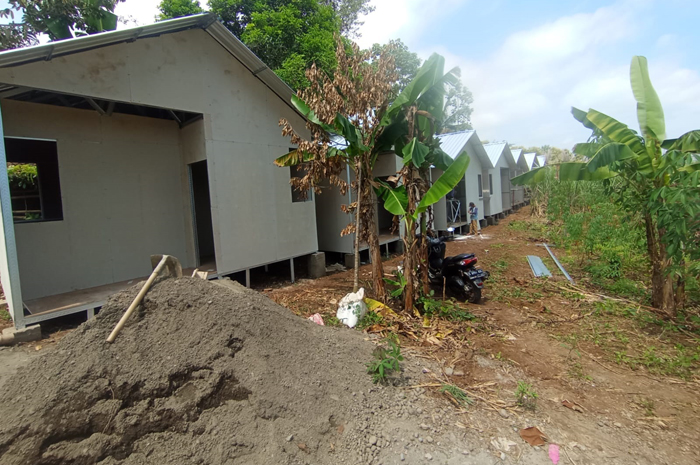 DIKEBUT: Pembangunan hunian sementara di Dusun Komboh, Desa Sambirejo, Kecamatan Wonosalam, Jombang, terhambat cuaca ekstrem, Kamis (15/5).