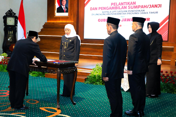 SEMANGAT: Kepala SMAN/SMKN dilantik Gubernur Jatim, Khofifah Indar Parawansa, di Surabaya.