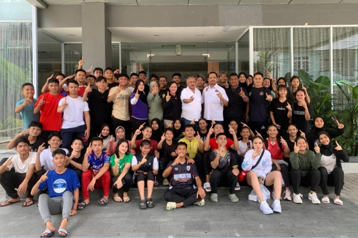 SIAP TANDING: Karateka Jombang bersama pengurus dan pelatih tim PB Inkanas di Riau.