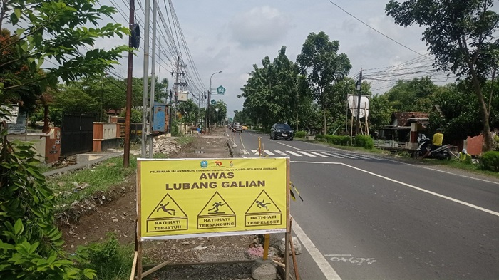 BAKAL DIBONGKAR: PJU di Desa Pesantren, Kecamatan Tembelang, Jombang, terdampak proyek pelebaran jalan provinsi, Sabtu (17/5).