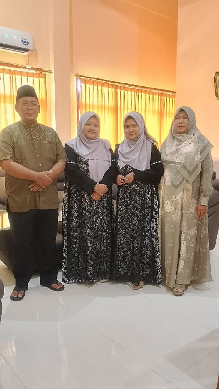 HARMONIS: Kepala SMAN Plandaan, Jombang, Siyadi SPd MPd bersama istri dan kedua putrinya.