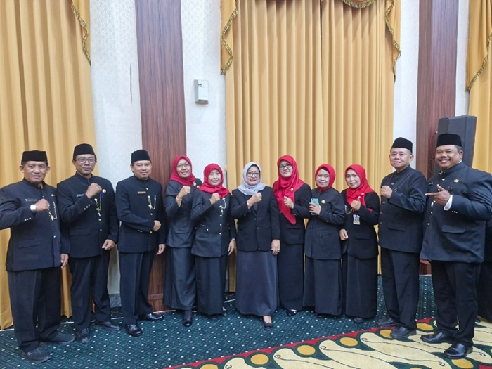 SENANG: Plt Kacabdindik Jatim Wilayah Kabupaten Jombang, Ewi Dwi Widajanti (tengah), bersama para kepala SMAN/SMKN yang dilantik di Surabaya, Jumat (16/5).