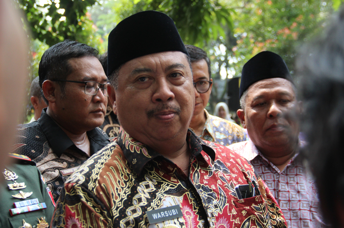 BERI PENJELASAN: Bupati Jombang Warsubi didampingi Wabup Salman saat memberikan penjelasan kepada Jawa Pos Radar Jombang, Kamis (5/5).