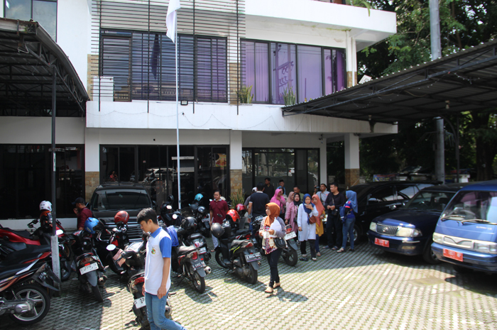 MINTA KEJELASAN: Belasan emak-emak di Jombang saat mendatangi kantor Dinas Koperasi dan UM Jombang di Jl Gus Dur, Jumat (16/5) lalu.
