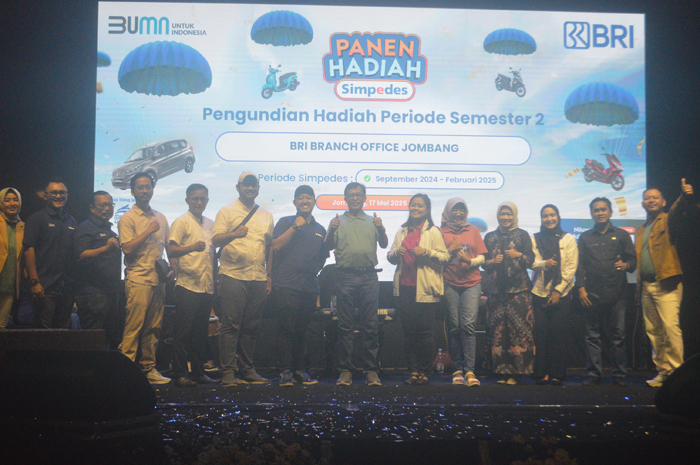 SUKSES: Branch Manager Branch Office Jombang Effendi Sudarso (tengah) foto bersama dalam pengundian Panen Hadiah Simpedes periode II, Sabtu (17/5).