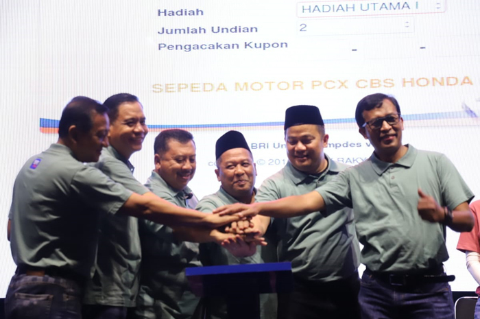KOMPAK: Bupati Warsubi, Wabup Salmanudin Yazid bersama Branch Manager Branch Office Jombang Effendi Sudarso menekan tombol Pengundian Panen Hadiah Simpedes BRI Periode II, Sabtu (17/5).