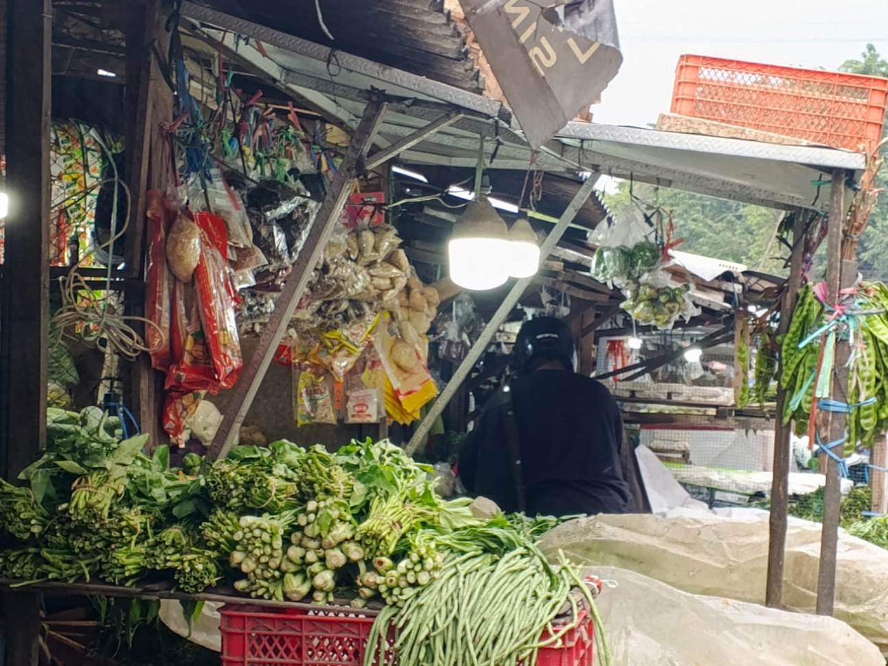 Menjelang Hari Raya Idul Adha, sejumlah komoditas pangan di Pasar Citra Niaga Jombang mengalami fluktuasi harga yang cukup signifikan.