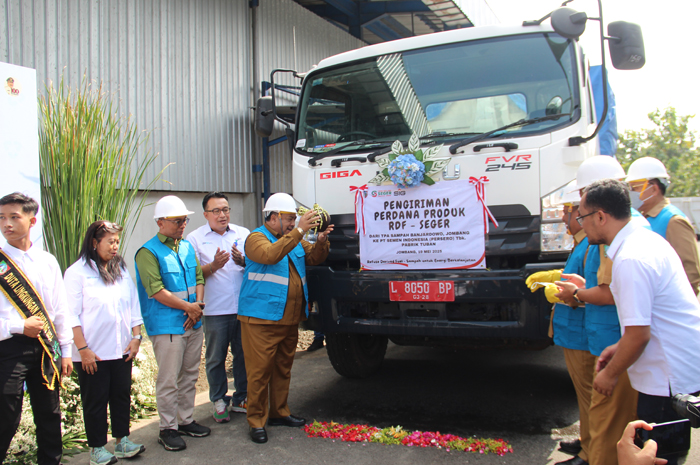 PIONIR: Bupati Warsubi melempar kendi tandai uji coba pengiriman 2,2 ton produk RDF ke PT Semen Indonesia di Tuban.