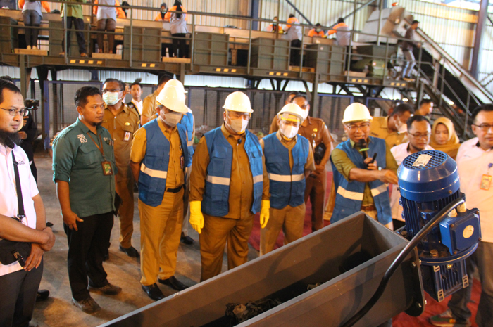 DIRESMIKAN: Bupati Jombang Warsubi didampingi Wabup Salmanudin saat meresmikan program RDF Seger.