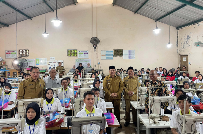 SUKSES: Bupati Jombang Warsubi bersama Wabup Salmanudin Yazid meninjau pelatihan kerja gratis bidang menjahit di LPK Sri Rejeki, Senin (19/5).