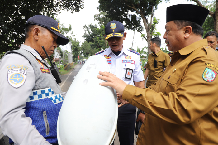 DIPERBAIKI: Bupati Jombang Warsubi bersama Kepala Dishub Jombang Budi Winarno melakukan pengecekan perbaikan PJU di ruas Ploso-batas Jombang, Senin (19/5).