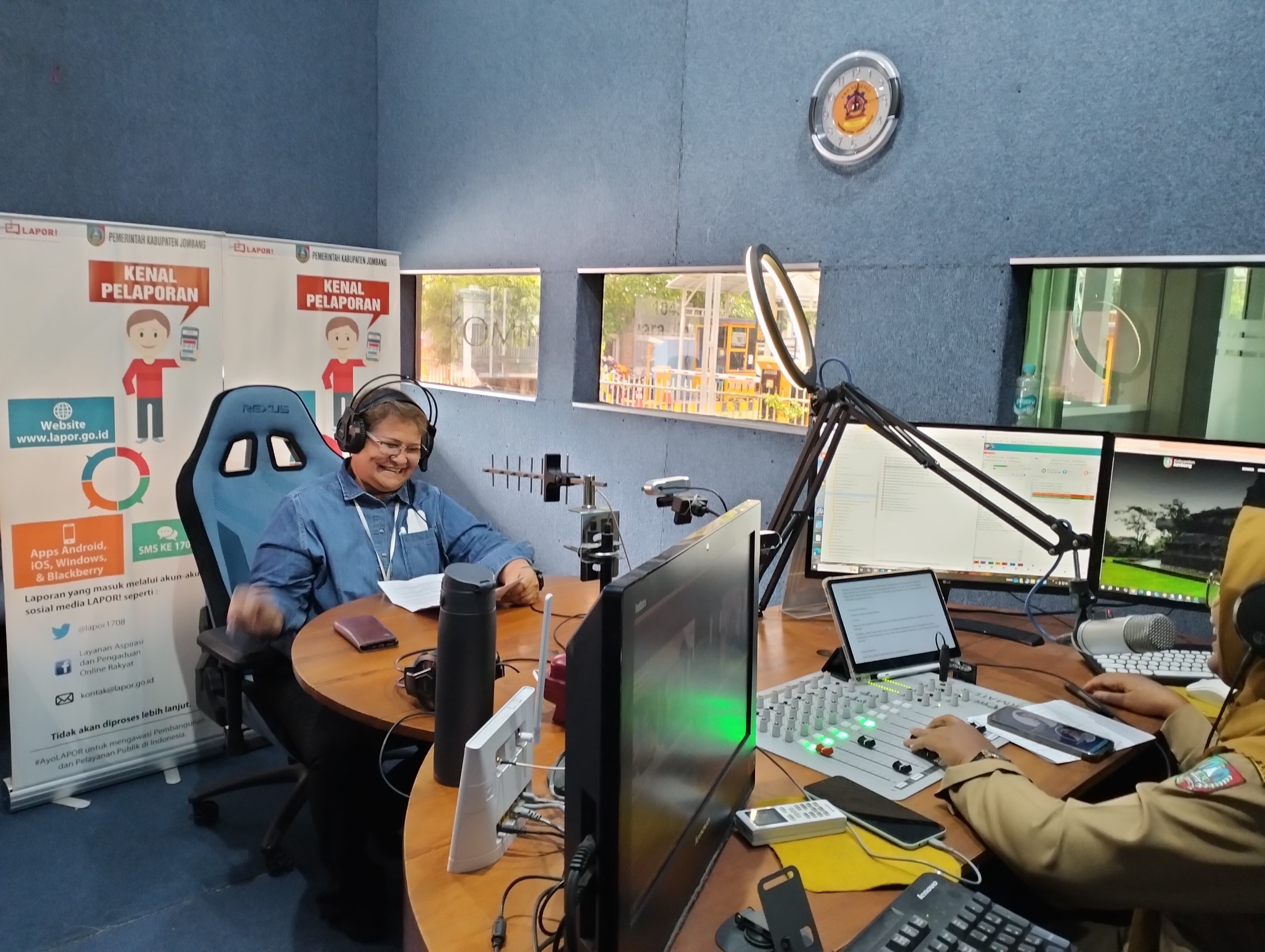 EDUKASI: Dokter Spesialis Ortopedi RSUD Jombang, dr Yvonne Sarah K Bintaryo SpBO Fics, saat menjadi narasumber di siaran live streaming Radio Suara Jombang FM, (28/4).