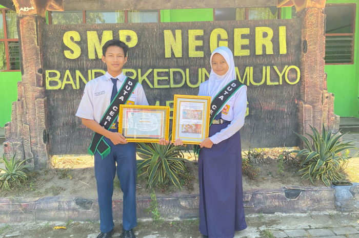 PRESTASI: Dua Siswa kelas 9 SMPN Bandarkedungmulyo, Moh Satria Bayu Setiawan dan Silvi Royan Juniar, menjadi perwakilan penerima reward Sekolah Pelopor Inovasi Duta Ceria.