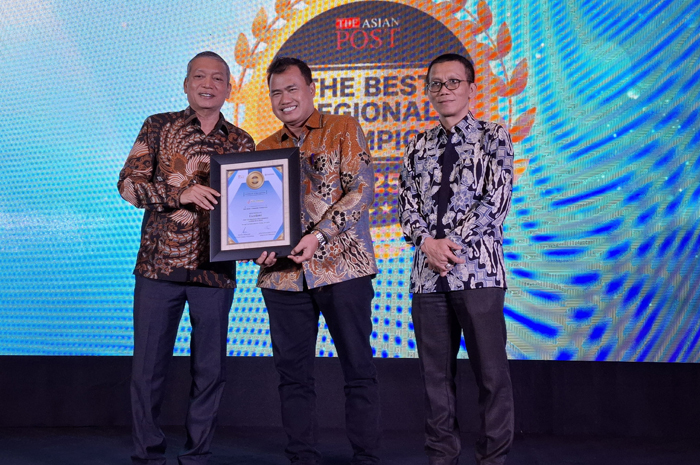 SELAMAT: Direktur Utama Bank Jombang, Afandi Haris Setyo Nugroho, menerima penghargaan ajang The Asian Post The Best Regional Champion 2025 di Jakarta, Jumat (16/5).