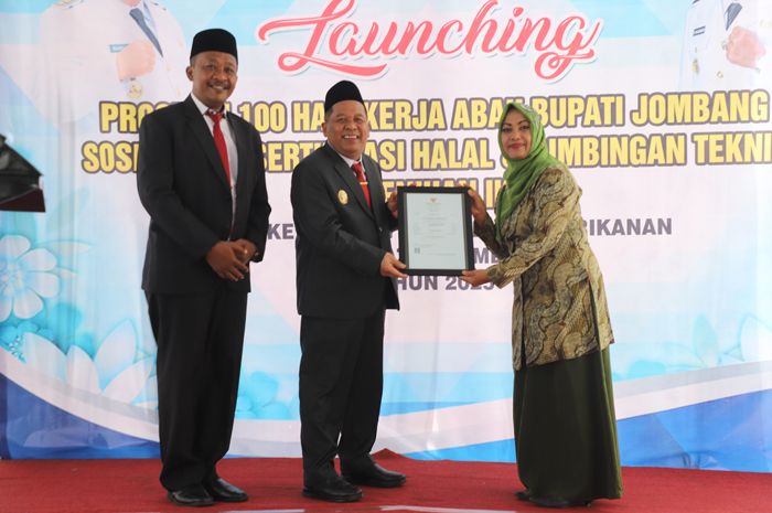 SUKSES: Wabup Salmanudin Yazid didampingi Plt Kepala DKPP Jombang Sudiro Setiono  secara simbolis menyerahkan sertifikasi halal kepada pelaku UMKM, Selasa (20/5).