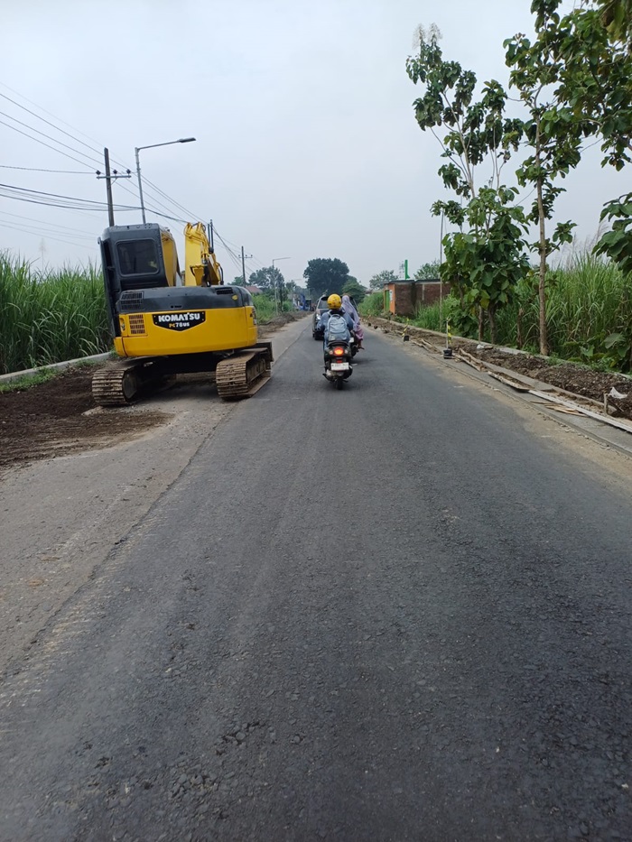 Proyek pelebaran jalan kabupaten ruas Cukir-Mojowarno, Jombang terus dikebut.