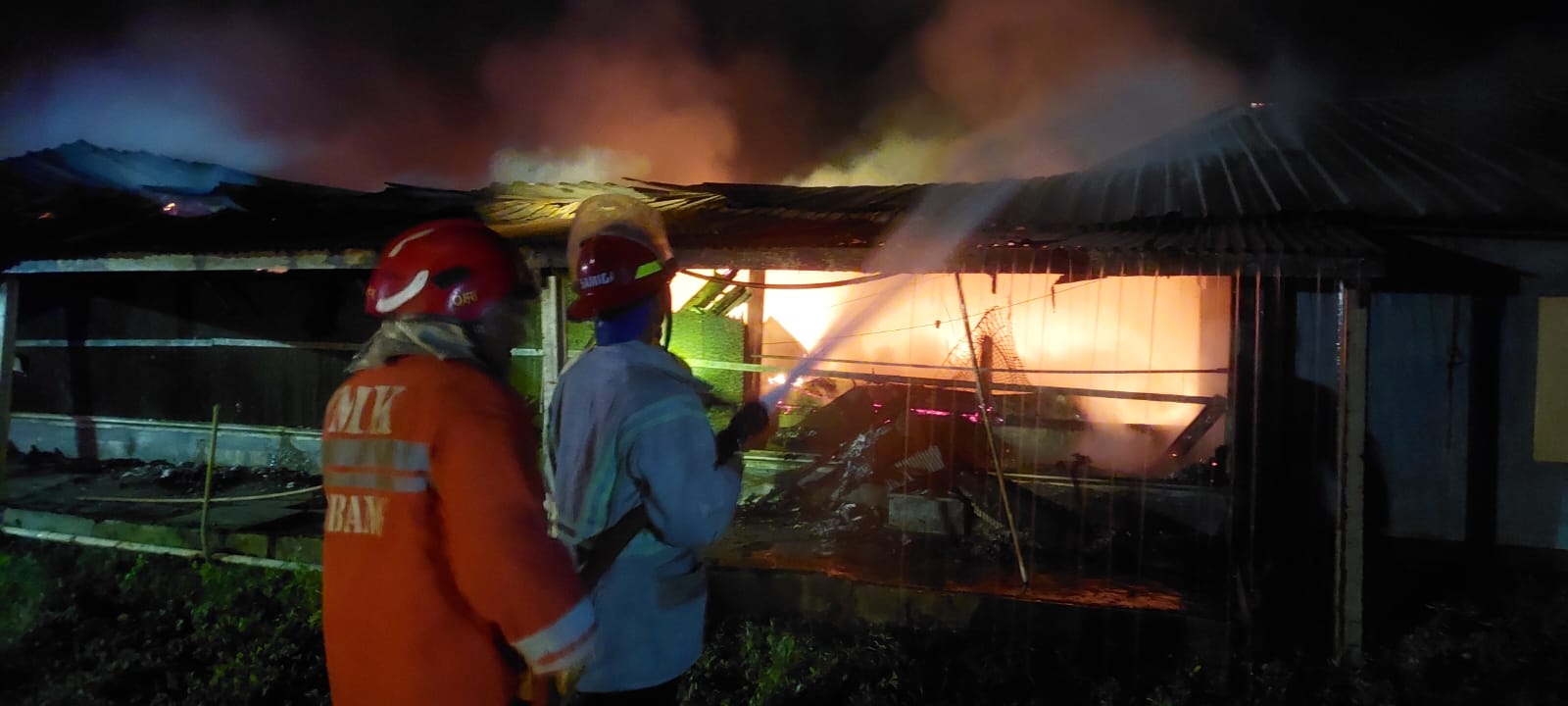 Kebakaran hebat menimpa sebuah kandang ayam petelur di Desa Genukwatu, Kecamatan Ngoro, Jombang, Selasa (20/5) dini hari