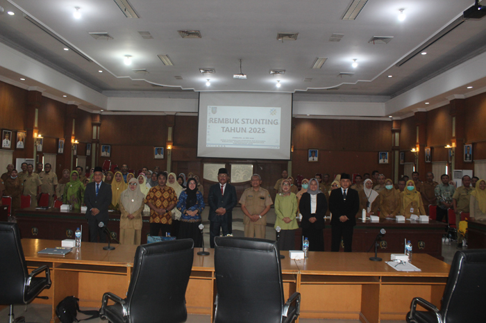 INOVASI: Asisten I Purwanto bersama Kepala DPPKB-PPPA Jombang, dr Pudji Umbaran MKP, dan seluruh peserta rembuk stunting di Ruang Bung Tomo Kantor Pemkab Jombang, Selasa (20/5).