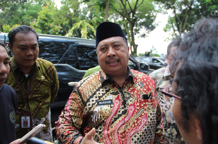 BERI PENJELASAN: Bupati Jombang Warsubi memberikan penjelasan terkait rencana usulan pembangunan Gerbang Tol di Kesamben, Senin (19/5).