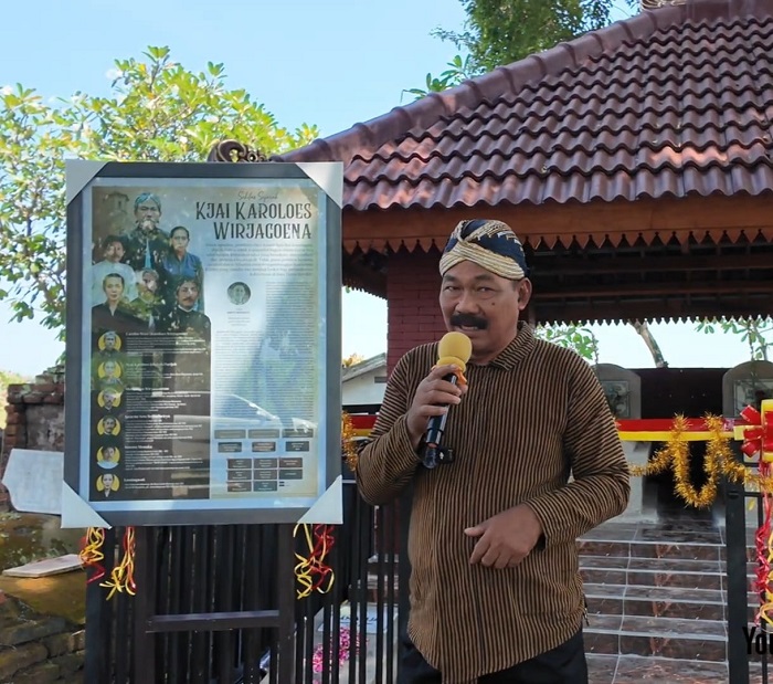 URI-URI BUDAYA: Pramonohadi Kepala Desa Mojowangi, Mojowarno, Jombang bersama pemerhati sejarah Wiryo Widianto saat meresmikan makam leluhur desa Kyai Karolus Wiryoguno, Sabtu (10/5).