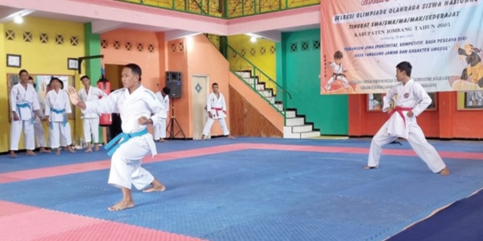 KATA: Karateka Diwan Eprian Amrullah dari SMAN Mojoagung saat tampil seleksi O2SN di Dojo Mahameru Jombang, Selasa (20/5).