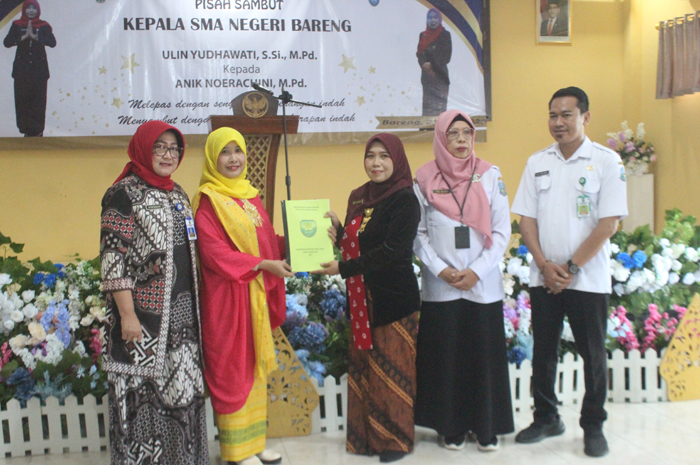 ESTAFET: Penyerahan buku memori jabatan dari  Kepala SMAN Bareng, Jombang yang lama, Ulin Yudhawati SSi MPd, kepada kepala yang baru, Anik Noerachini MPd.