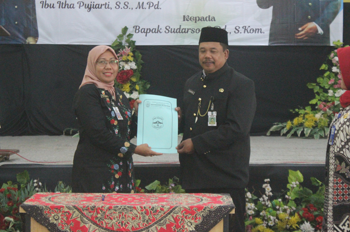 LANJUTKAN: Penyerahan buku memori jabatan dari kepala SMK Wonosalam, Jombang lama, Itha Pujiarti SS MPd, kepada kepala sekolah baru, Sudarso.