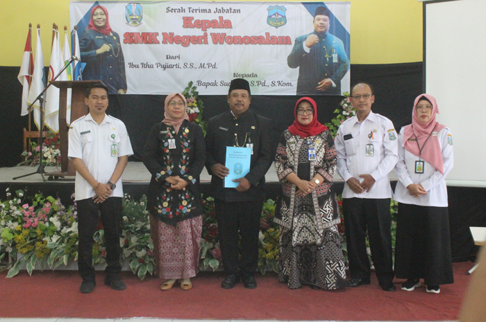 RESMI: Penyerahan SK oleh Plt Kepala Cabdindik Jombang, Dra Evi Dwi Widajanti MM, kepada kepala SMK Wonosalam, Sudarso.