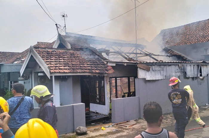 LUDES: Kondisi rumah warga warga Desa Mundusewu, Kecamatan Bareng, Jombang terbakar, Kamis (22/4).