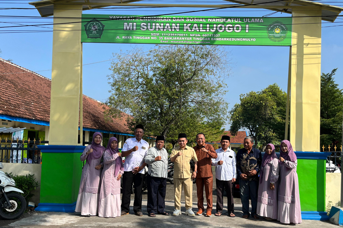 TELADAN: Wakil Ketua Komisi D DPRD Jombang, HM Syarif Hidayatullah ST MMT (Gus Sentot), saat meresmikan bantuan taman bermain dan kolam renang di RA Muslimat 1 Desa Tinggar Kecamatan Bandarkedungmulyo